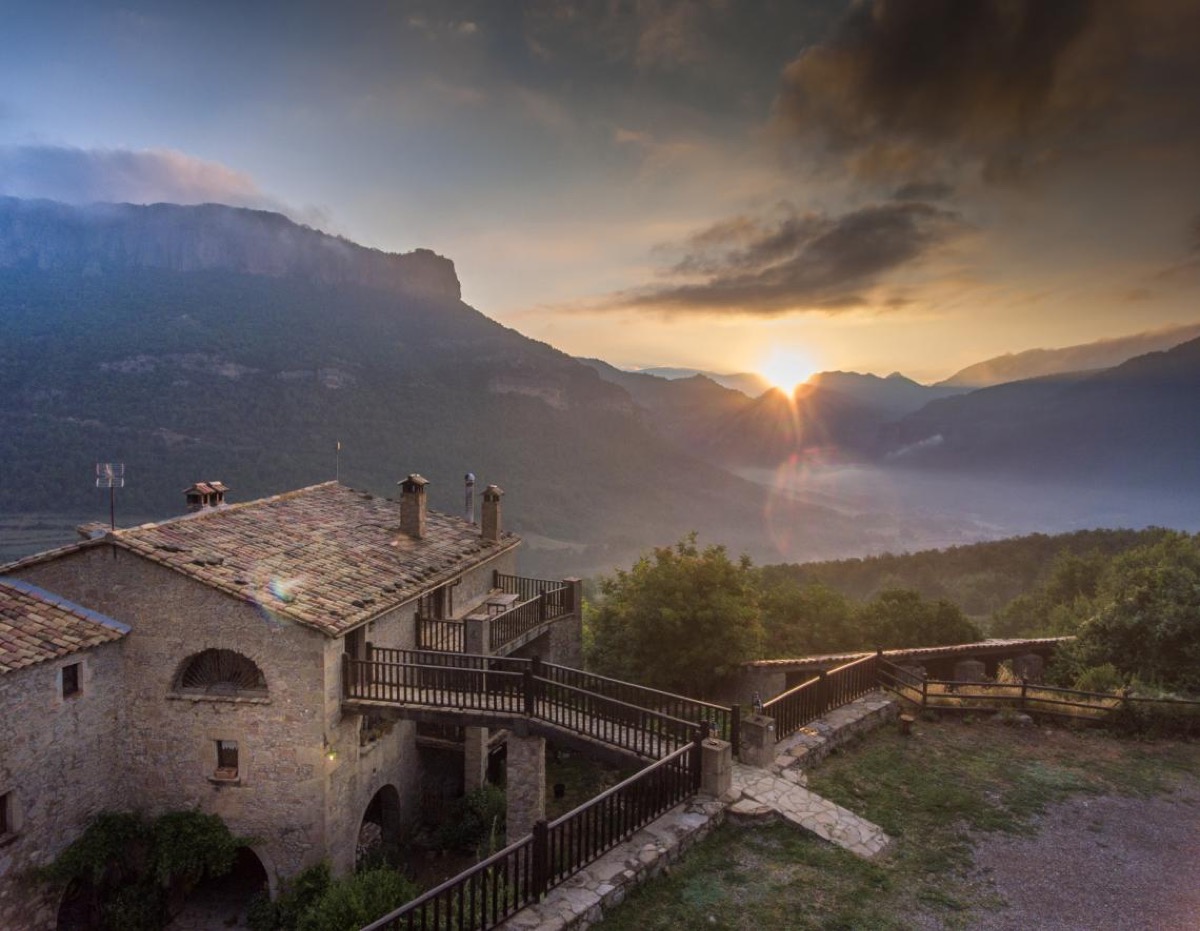 La masía de Casafont con la Vall d’Ora al fondo