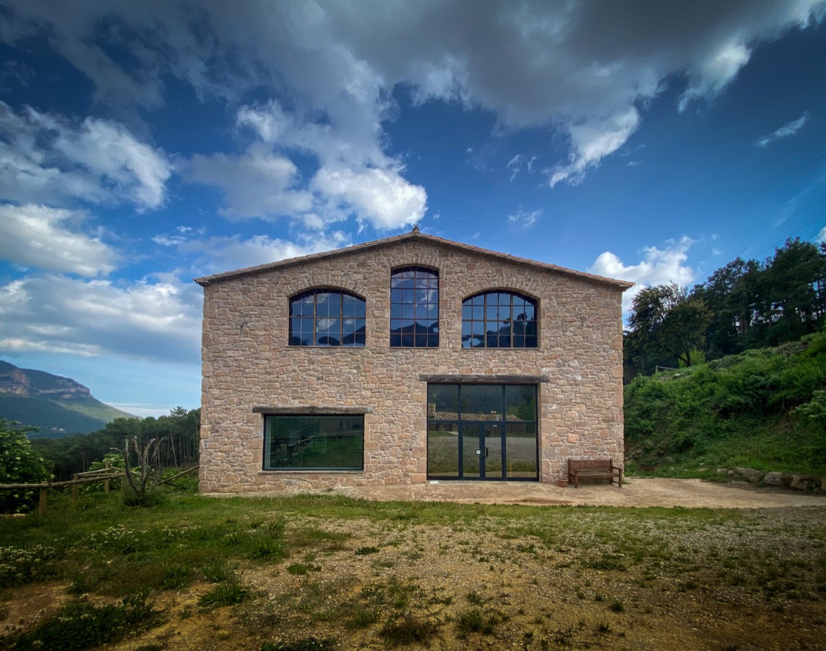 Fachada de piedra del estudio de grabación